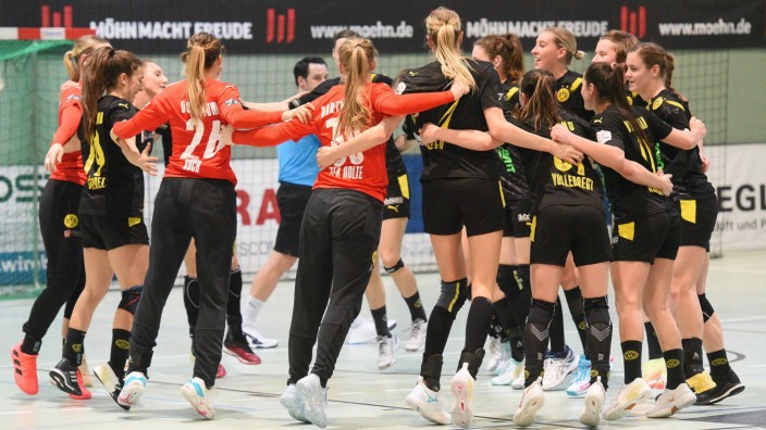 die Dortmunder feiern den 37:30 Auswaertssieg in Metzingen TusSies Metzingen vs. BVB Borussia Dortmund Handball Handbal