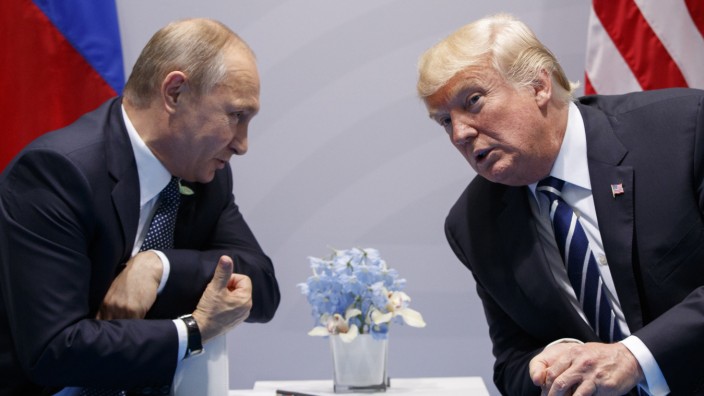 Das Politische Buch: Da geht's lang: Wladimir Putin, Präsident von Russland, und Donald Trump, Präsident der USA, unterhalten sich auf dem G-20-Gipfel in Hamburg 2017.
