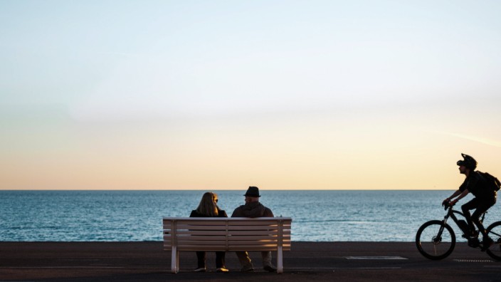 Altersvorsorge: Einfach nur die Ruhe genießen und aufs Meer blicken - wie hier an der Promenade des Anglais in Nizza. So stellen sich viele ihre Rente vor. Doch wer für das Alter vorsorgen möchte, muss die verschiedenen Angebote kritisch prüfen.