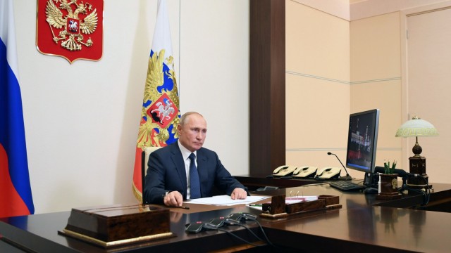 Politische Möbel: Beige und dunkelbraun: Russlands Präsident Wladimir Putin bevorzugt ein eher schmuckloses Arbeitszimmer im Wäldchen von Nowo-Ogarjowo.