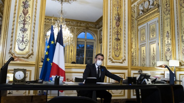 Politische Möbel: Je mehr schwarz, desto güldener leuchtet das Gold: Emmanuel Macron hat sich im Élysée auch innenarchitektonisch verdient gemacht.