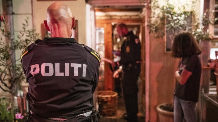 (ARKIV) Betjente fra Koebenhavns Politi patruljerer i Indre Koebenhavn, loerdag den 12. september 2020. Politiet holder