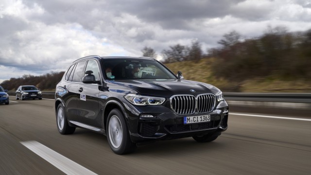 Autonomes Fahren: Zeitunglesen auf der Autobahn: Mit dem "BMW Experience Car" lässt sich autonomes Fahren auf dem Level 3 simulieren. Aber der Schritt in die Serie ist nicht einfach.