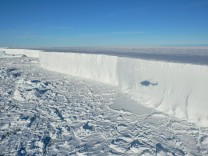 Antarktis: Expedition hinter den Riesen-Eisberg