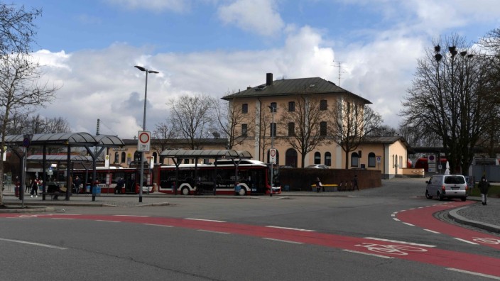 Stadtrat Dachau: Auf dem Vorplatz des Dachauer Bahnhofes halten die Busse.
