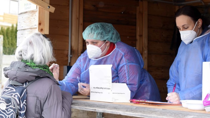 Kostenlose Testung: In einer umfunktionierten Marktbude nehmen Katharina Marx (links) und Ramona Reiser dick eingepackt und mit Schutzanzügen Rachenabstriche.