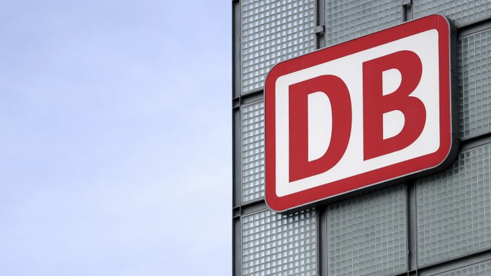 Unternehmen: Das Logo der Deutschen Bahn in Berlin: Ab 2023 will der Konzern die Corona-Krise hinter sich lassen und wieder Gewinne erwirtschaften.