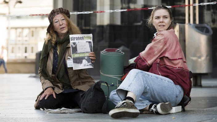 Tatort aus Köln: Straßen-Nachhilfe: Moni Keller (Rike Eckermann, links) hilft Ella Jung (Ricarda Seifried, rechts), sich durchzuschlagen.