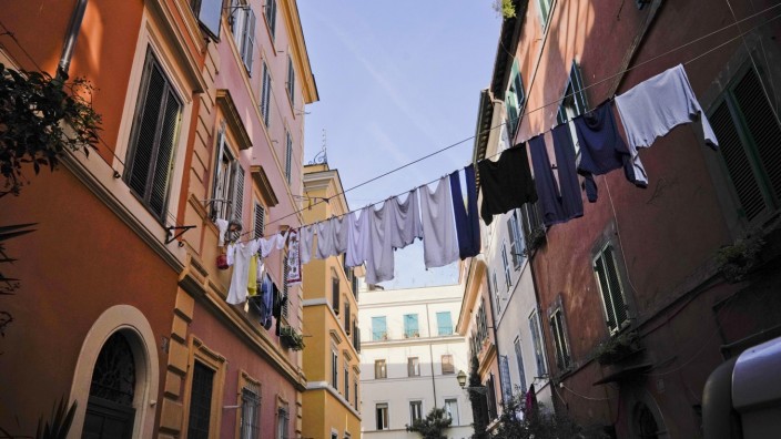 Corona in Italien: Wäsche in Rom. Ein Krankenhauskonglomerat bei Mailand hält Waschen offenbar für Frauensache.