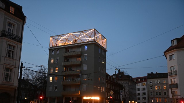 Bellevue di Monaco: Der Dachsportplatz befindet sich knapp 21 Meter über der Straße und ist von einem Rundum-Gitter umgeben.