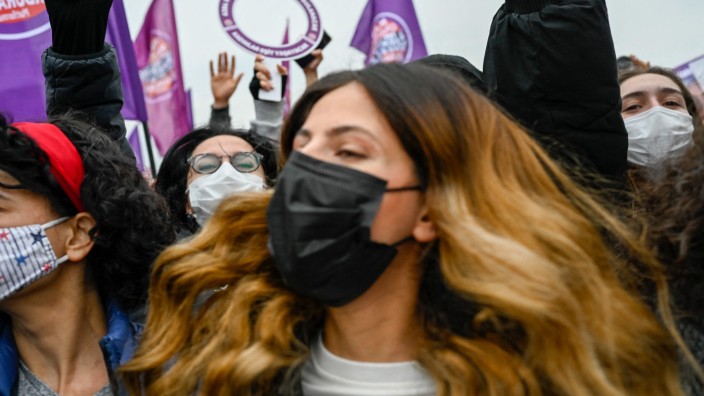 Türkei: Demonstrantinnen in Istanbul protestieren gegen den Austritt ihrer Regierung aus dem Frauenschutz-Abkommen.