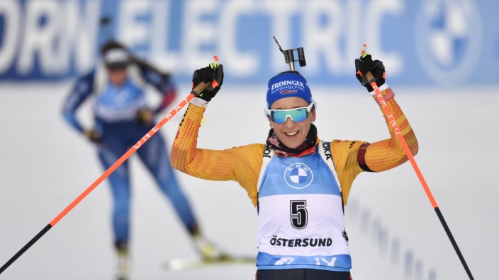 Biathlon in Östersund: Franziska Preuß wird Dritte im Massenstart und Dritte im Gesamtweltcup.