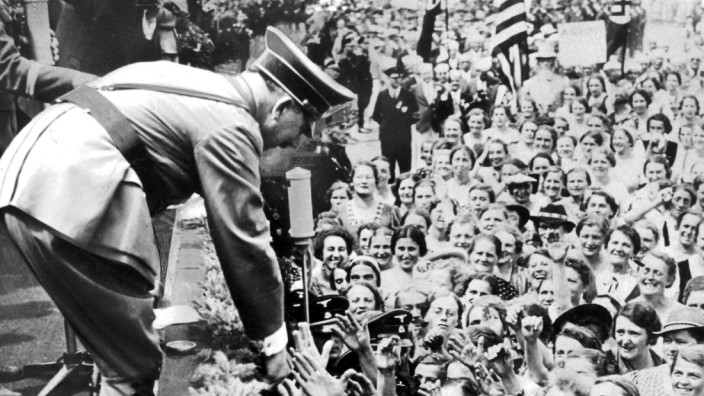 Frauen jubeln Adolf Hitler zu, 1937