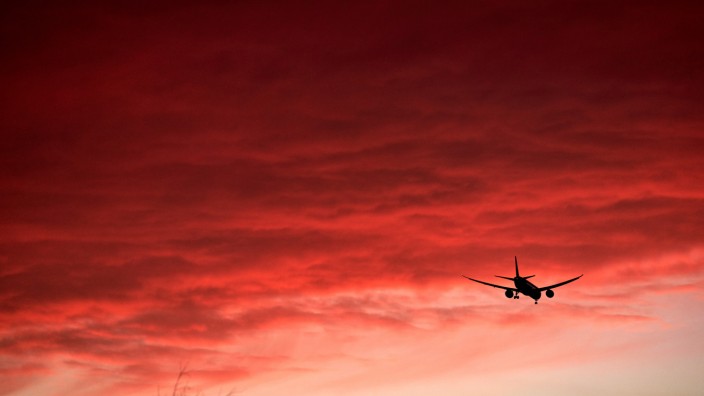 Flugzeug bei Sonnenuntergang in Großbritannien