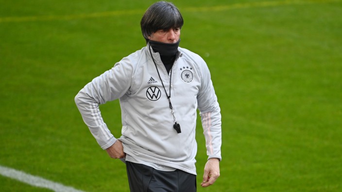 DFB: Bundestrainer Joachim Löw in Düsseldorf beim Training der Nationalmannschaft