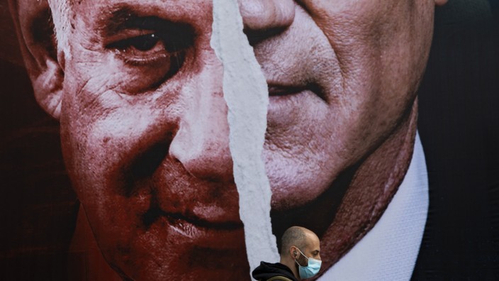 Wahl in Israel 2021: Plakatwand mit Bildern von Benny Gantz und Ministerpräsident Benjamin Netanjahu