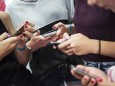 Social Media: Mädchen tippen auf ihren Smartphones