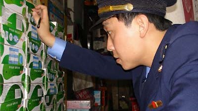 Milchpulver-Skandal: Ermittler bei der Arbeit: Noch immer leiden tausende Babys darunter, dass chinesische Molkereien ihre Produkte flächendeckend mit dem gefährlichen Melamin streckten.