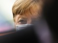 Corona in Deutschland: Angela Merkel trifft im Bundestag ein