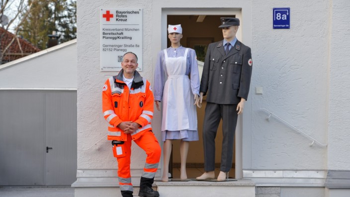 Projekt des Roten Kreuzes: Vergangenheit und Gegenwart: Ersthelfer Roman Dreesbach mit historischen BRK-Uniformen.