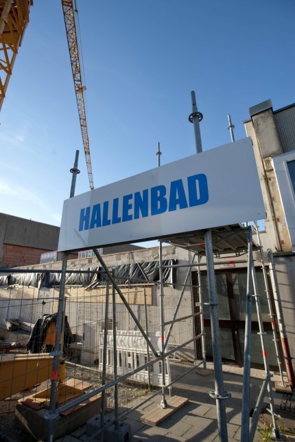 Sport in Ebersberg: Vor fünf Jahren wurde bereits das Dach saniert, nun wird das Ebersberger Hallenbad wieder zur Baustelle.