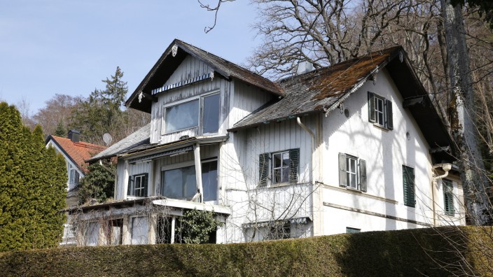 München/Münsing: Die Villa Max ist dem Verfall preisgegeben. Dass dies unter Missachtung des Denkmalschutzes geschehe, soll nicht in einem Buch stehen.