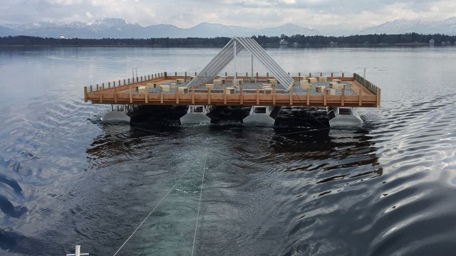 Artenschutz am Starnberger See: Im Starnberger See löst jetzt ein Doppelkatamaran mit Drahtzelt und Schwimmkörpern aus Aluminium ein marodes Holzfloß aus dem Jahr 2008 ab.