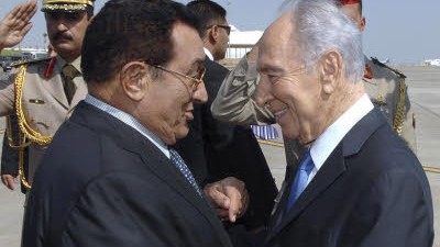 Nahost-Konflikt: Ägyptens Präsident Hosni Mubarak (links) begrüßt seinen israelischen Amtskollegen Schimon Peres in Scharm el-Scheich
