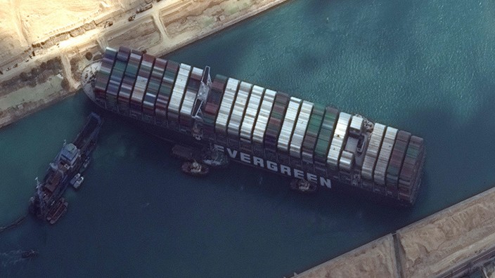 Suezkanal: Verzwickte Lage: Die Schifffahrt auf dem Kanal war eingestellt worden, nachdem das etwa 400 Meter lange Schiff auf Grund gelaufen war.