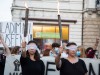 News Bilder des Tages September 11, 2020, Ljubljana, Slovenia: Blindfolded protesters hold up torches during an anti-gov