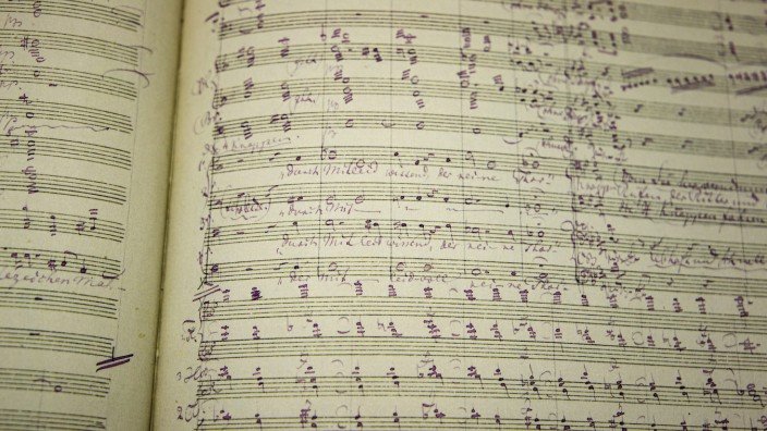 Klassik-Partituren: Parsifal, der dumme Tor, hat einen Schwan abgeschossen - da herrscht im Faksimile der Originalpartitur Unruhe.