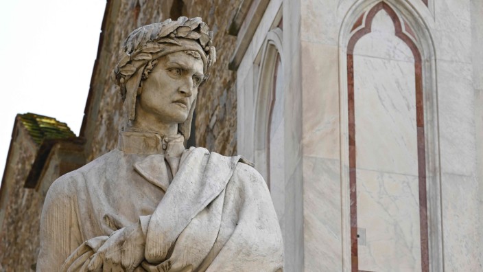 700. Todestag Dantes: "In der Mitte unseres Lebensweges kam ich zu mir in einem dunklen Wald. Der rechte Weg war da verfehlt." - Dante auf der Piazza Santa Croce in Florenz.