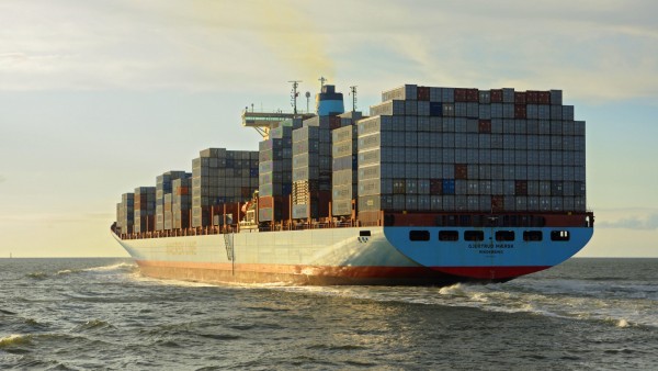 Globaler Handel: Frachtschiff auf hoher See