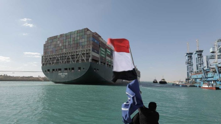 Blockade durch Containerschiff: Die "Ever Given" ist freigelegt und auf dem Weg nach Rotterdam.