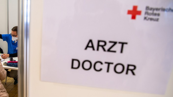 Arztpraxis für Unversicherte: Das Bayerisches Rote Kreuz hat am Mittwoch eine durch Spenden finanzierte Arztpraxis für Unversicherte eröffnet. (Symbolbild)