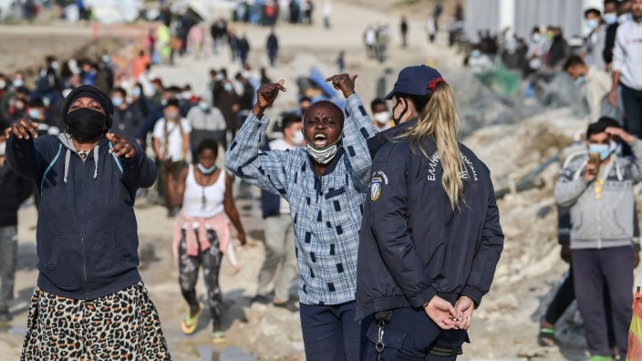Flüchtlinge in Griechenland: Mehr als 8000 Asylsuchende befinden sich auf Lesbos. EU-Innenkommissarin Ylva Johansson besuchte am Montag das Camp Kara Tepe, dort protestierten Flüchtlinge dagegen, dass sie im Lager bleiben müssen.