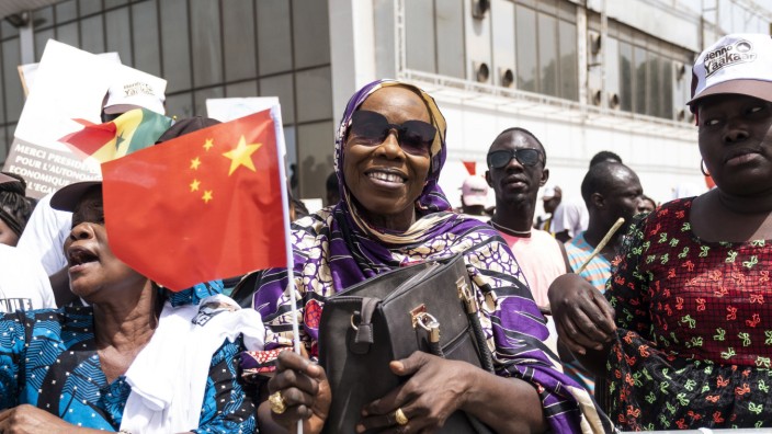 Afrika-Cup: Willkommen: Eine Frau schwenkt eine chinesische Flagge, ein Gruß an Staatspräsident Xi Jinping, der im Juli 2018 Senegal besuchte.