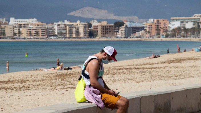 Tourismus: Die Sehnsucht nach Sonne, Meer und Abwechslung ist groß bei den Deutschen: Urlauber auf Mallorca