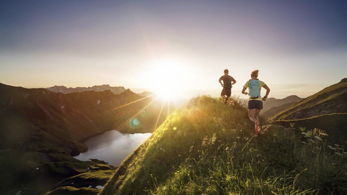 Germany Allgaeu Alps man and woman running on mountain trail model released Symbolfoto PUBLICATION