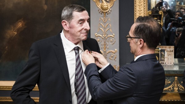 Bundesaussenminister Heiko Maas R SPD uebergibt das Verdienstkreuz am Bande des Verdienstordens