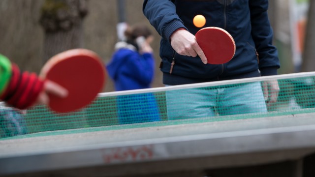 Freizeit in München: Tischtennis ist ein beliebter Sport im Freien. Platten gibt es in der Stadt viele, zum Beispiel in der Danklstraße hinter dem Südbad.