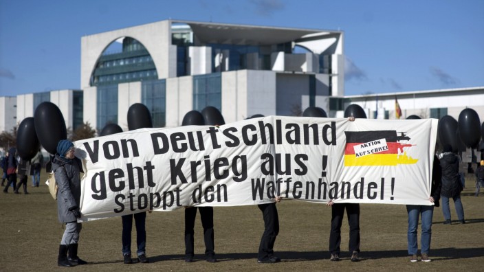 Politische Systeme: Die "Aktion Aufschrei" setzt sich seit 2011 für ein grundsätzliches Verbot deutscher Rüstungsexporte ein, hier 2012 auf dem Platz der Republik zwischen Reichstag und Bundeskanzleramt.