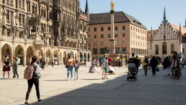 Inzidenz über 100: Kommt bald die Notbremse?, Die Münchner Innenstadt ist am 31.3.2021 bei Sonnenschein, frühlingshaften