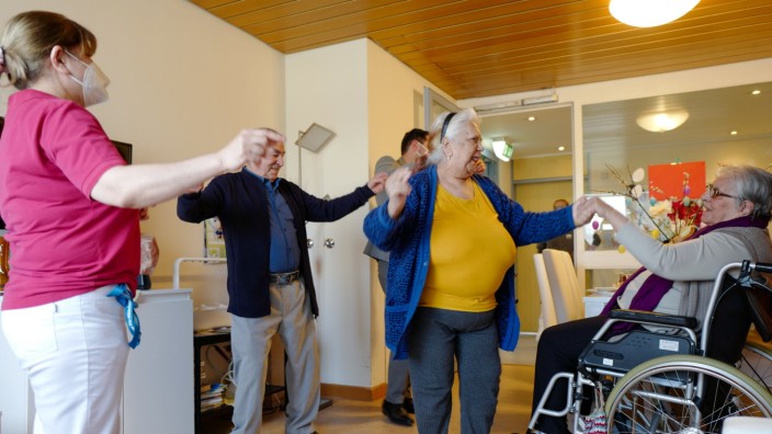Corona in Altenheimen: 96 Prozent der Bewohner im Hans-Sieber-Haus in München sind geimpft. Jetzt tanzen sie wieder gemeinsam.