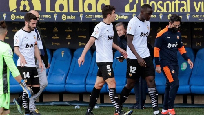 Valencia s French defender Mouctar Diakhaby (2-R) leaves the pitch with his teammates after allegedly receiving a racis; FC Valencia Spieler