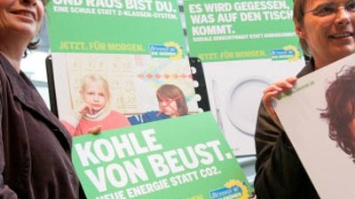 Zerreißprobe für Schwarz-Grün in Hamburg: Im Februar waren Hamburgs Grüne - hier Christa Götsch und Anja Hajduk - noch optimistisch und machten Wahlkampf gegen Kohlekraftwerke