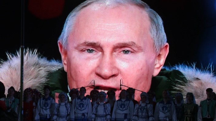 Historiker im Interview: Schwebt über allem: Eine Projektion eines Putin-Bildes 2021 bei Feierlichkeiten am 7. Jahrestag der Krim-Annexion in Simferopol.