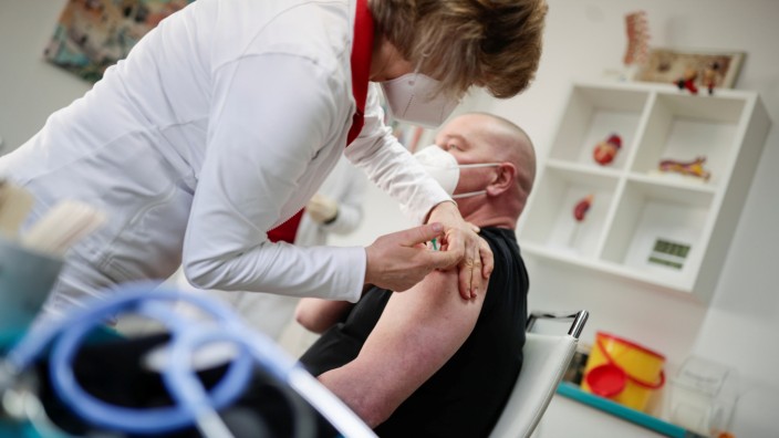 Start des Modellversuchs mit Impfungen in Arztpraxen