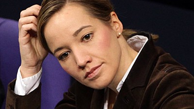 Köhler gegen Diekmann: Die Familienministerin Kristina Köhler hat offenbar Ärger mit derBild: Jetzt erhielt Chefredakteur Diekmann Post von ihrem Anwalt.