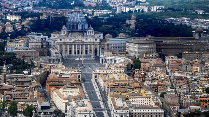 Architektur: Der Petersplatz in Rom und die Münchner Asamkirche: Der Blick von oben über den Petersplatz von Gianlorenzo Bernini, dessen Weite in einem Trapez ausläuft.